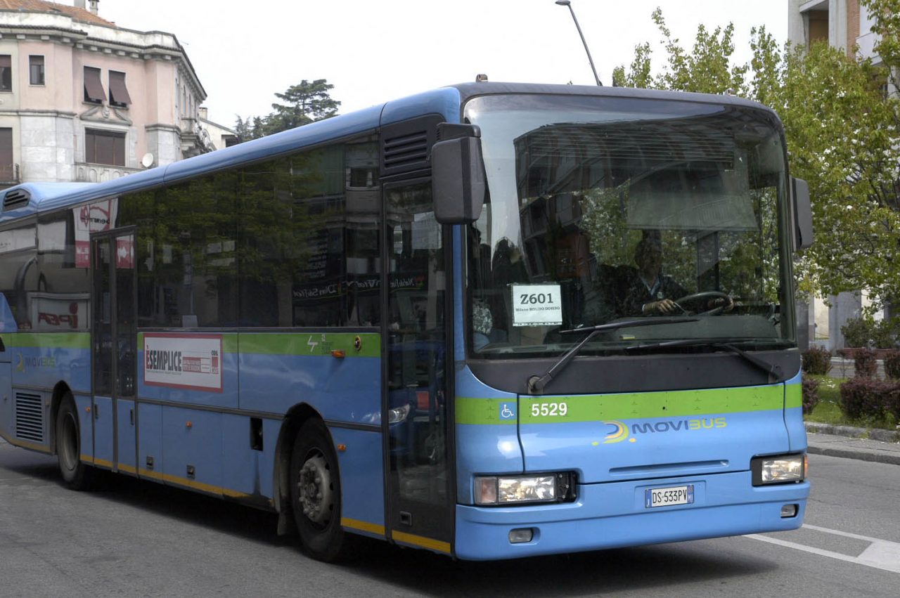 Tampona pullman e si dà alla fuga