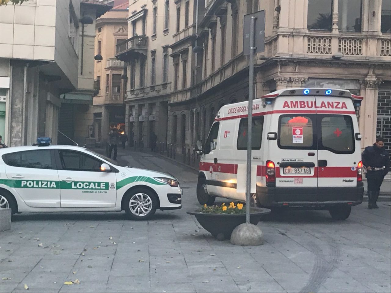 Cade in piazza Garibaldi intervengono i soccorsi
