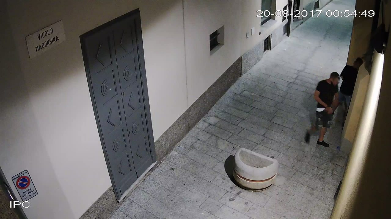 Fa pipì in strada multa di 3.000 euro