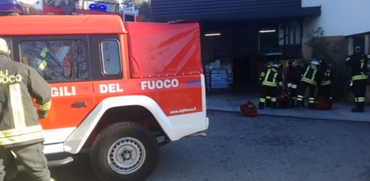 Incendio Gran Mercato di Prestino: fumo invade la struttura