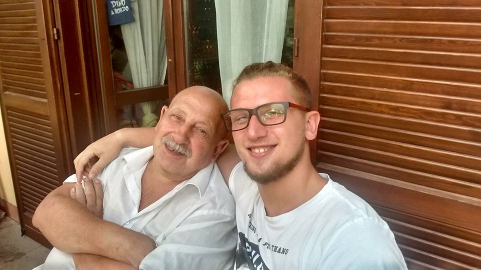 Muore d’infarto mentre gioca a carte al bar