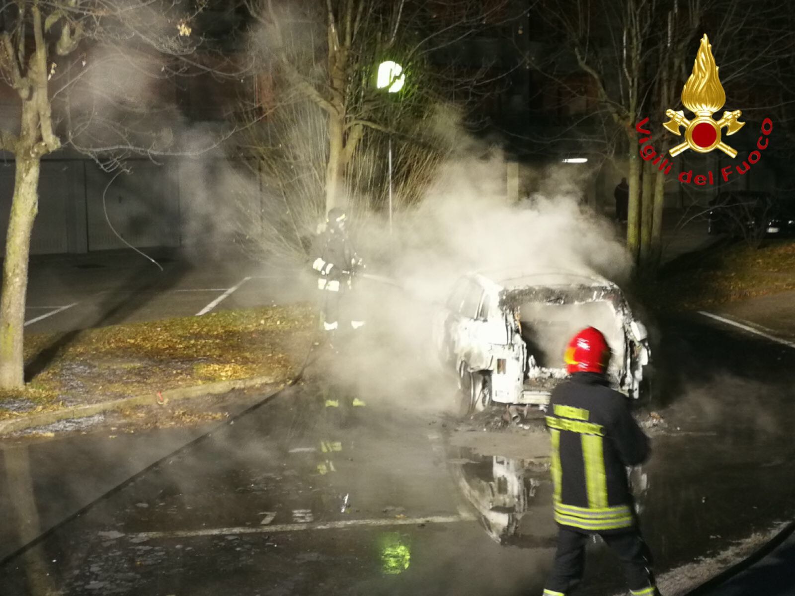 vigili del fuoco incendio autovettura