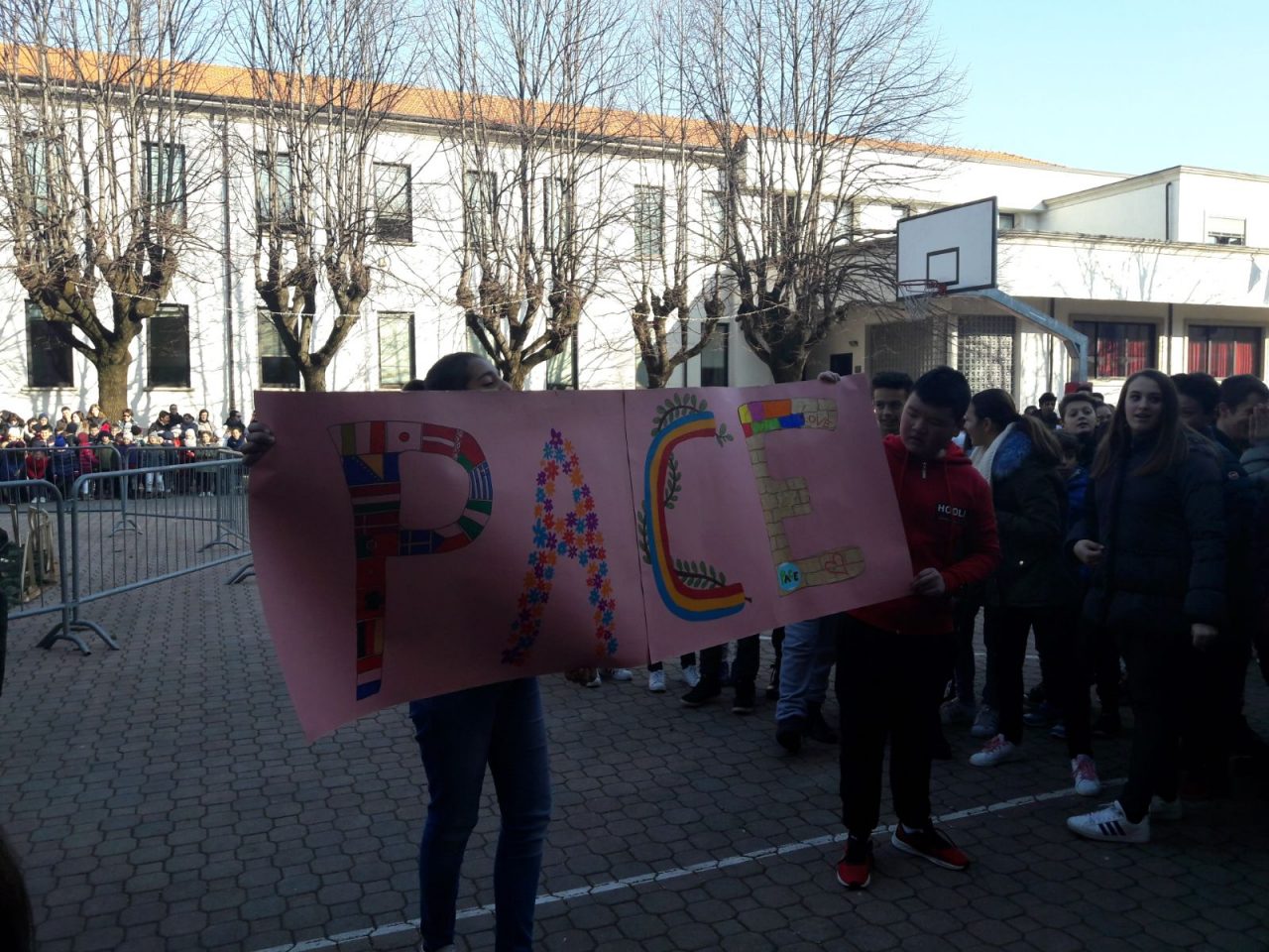 Auguri nelle scuole, sindaco e vicesindaco in visita agli alunni FOTO