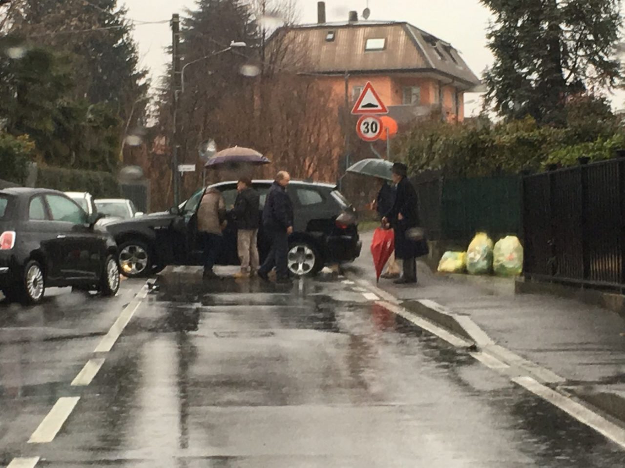 Scontro tra due auto strada chiusa