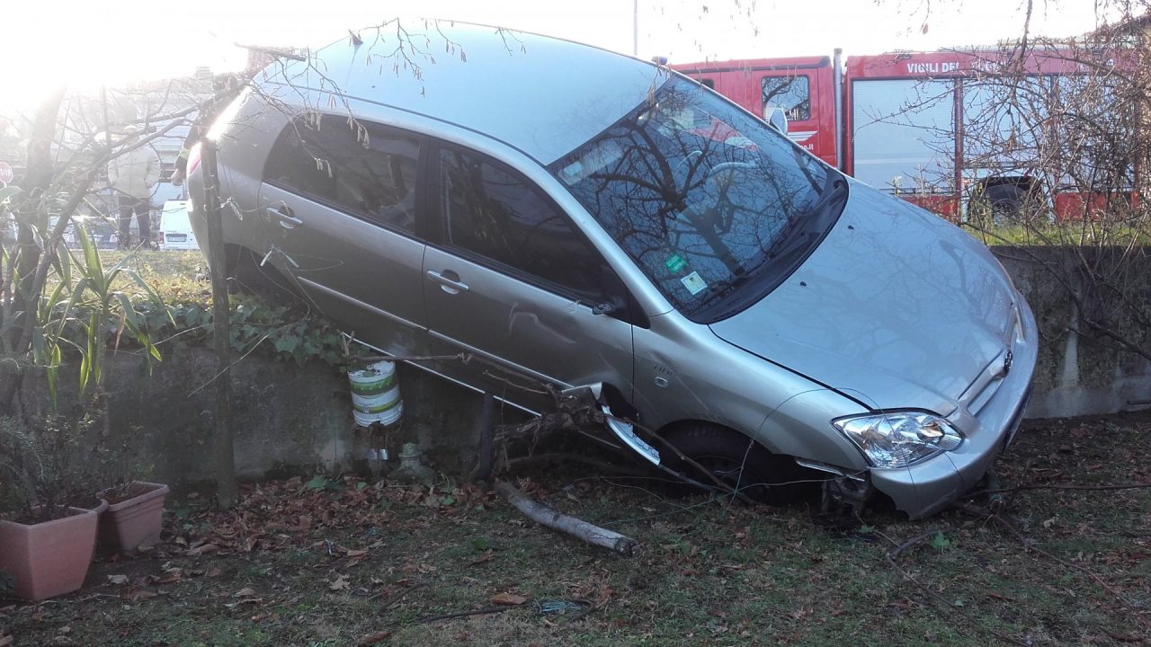 Auto fuori strada illesi figlio e madre di 87 anni