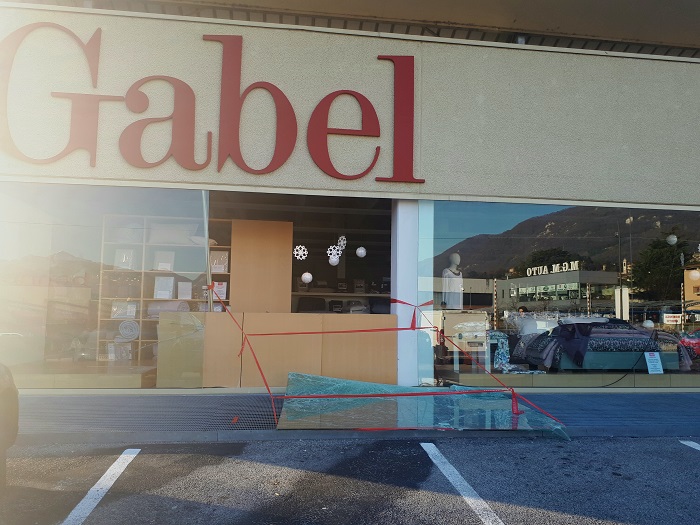 Furto alla Gabel ladri sfondano la vetrina