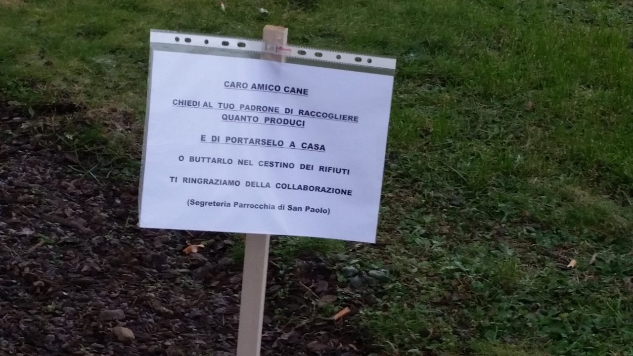 Bisogni cane cartello della parrocchia