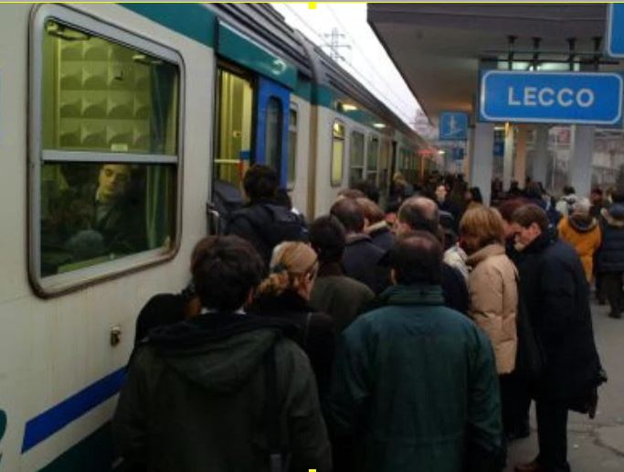 I pendolari ci riprovano e scrivono a Babbo Natale: “Aiutaci tu”