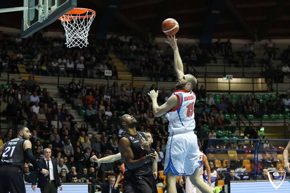 Pallacanestro Cantù tutta la carica del derby VIDEO