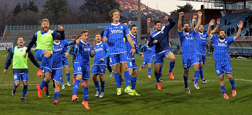Como calcio gli azzurri ora vedono da vicino la vetta
