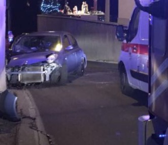 Auto contro muro sulla strada statale
