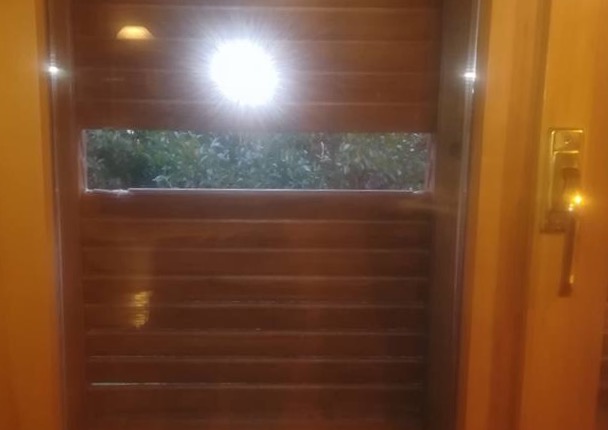 Spaccano per rubare, un ladro messo in fuga