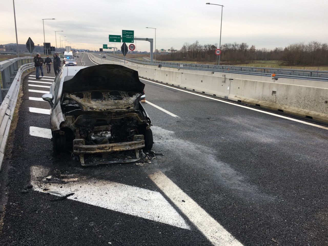 Auto in fiamme sulla Pedemontana FOTO e VIDEO