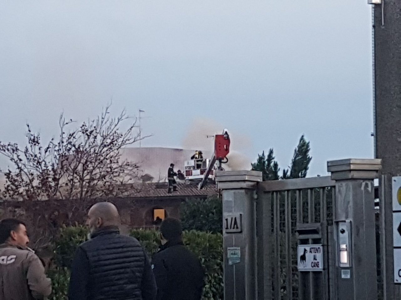Incendio tetto a Erba provoca una coltre di fumo in cielo FOTO