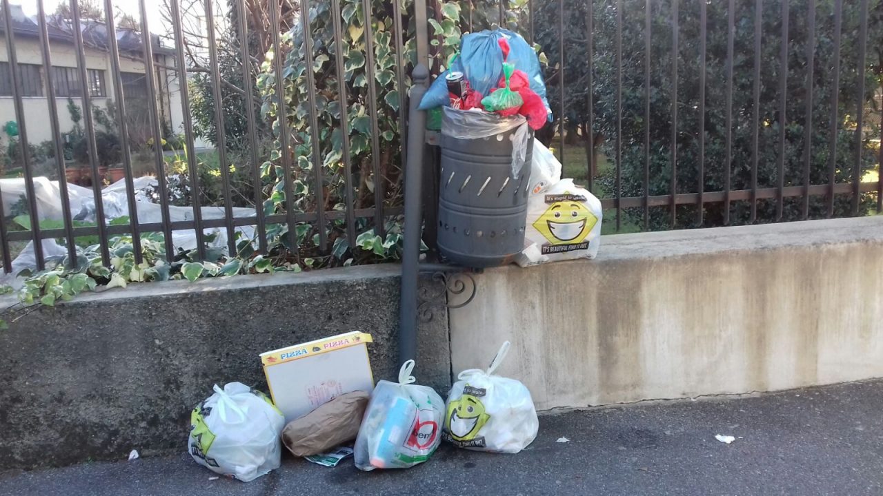 Spazzatura abbandonata in via Uberto da Canturio