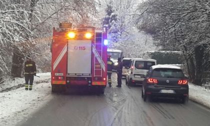 Incidente per neve donna fuori strada con l'auto