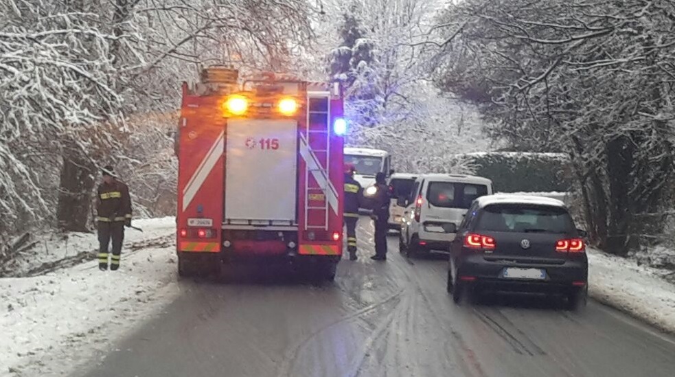 Incidente per neve donna fuori strada con l’auto