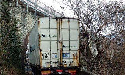 Camion incastrato sotto il ponte FOTO