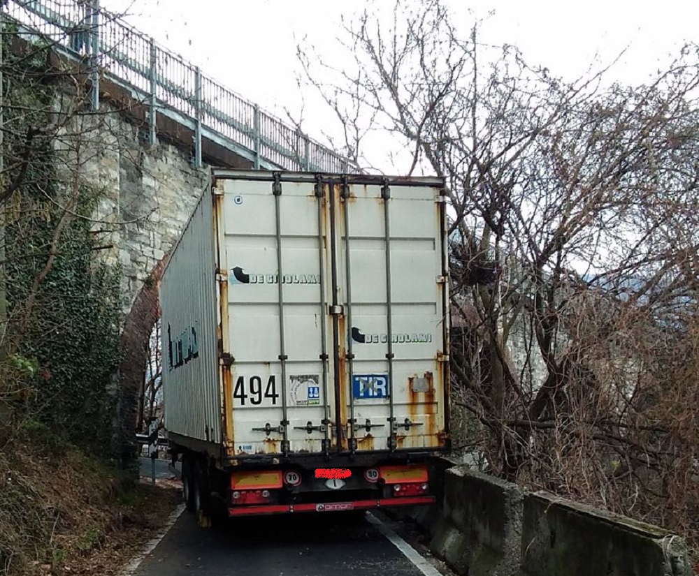 Camion incastrato sotto il ponte FOTO