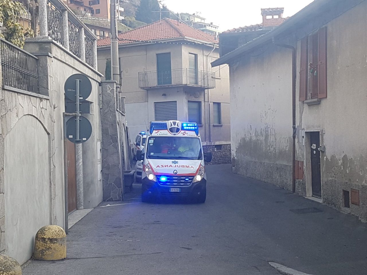 Cade e batte la testa soccorso un uomo a Caslino