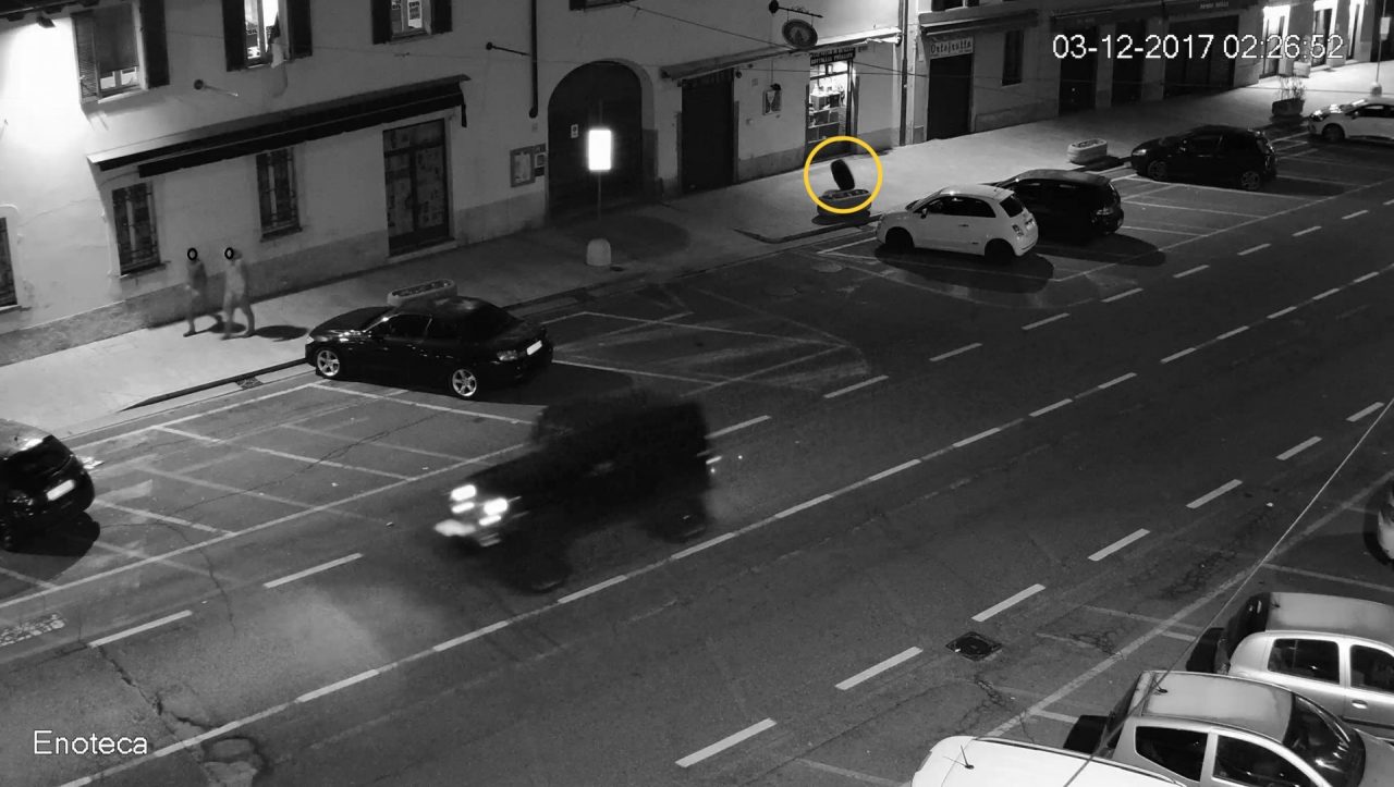 Auto perde ruota e rischia di colpire due ragazzi FOTO