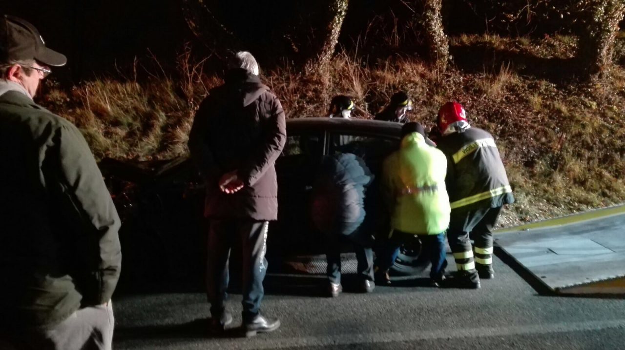Frontale tra due auto, ferite tre persone FOTO