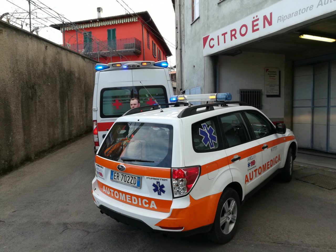 Postino cade durante il servizio intervergono i soccorsi