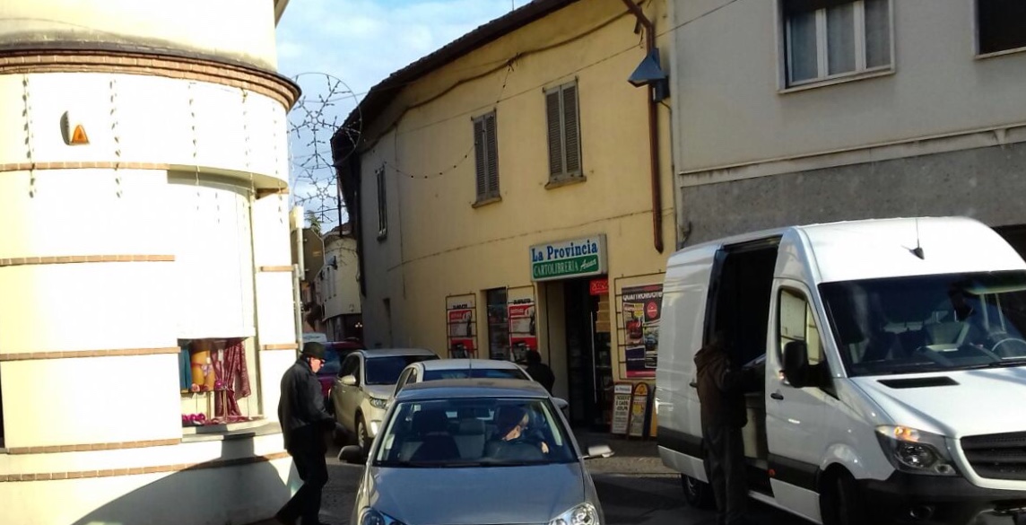 Furgoni in sosta vietata pedoni costretti allo slalom