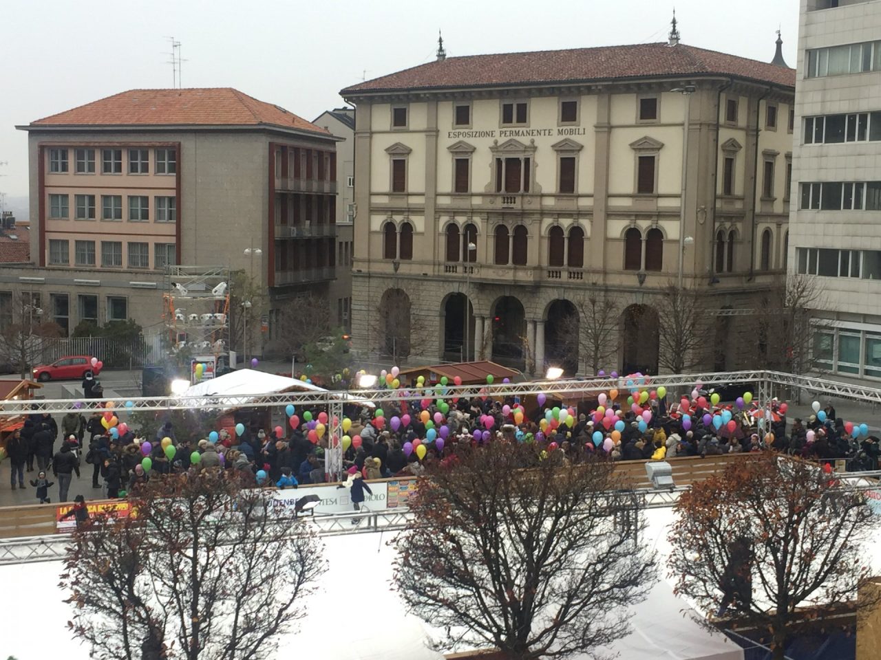 Cantù lancio dei palloncini sotto la neve VIDEO