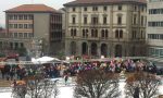 Cantù lancio dei palloncini sotto la neve VIDEO