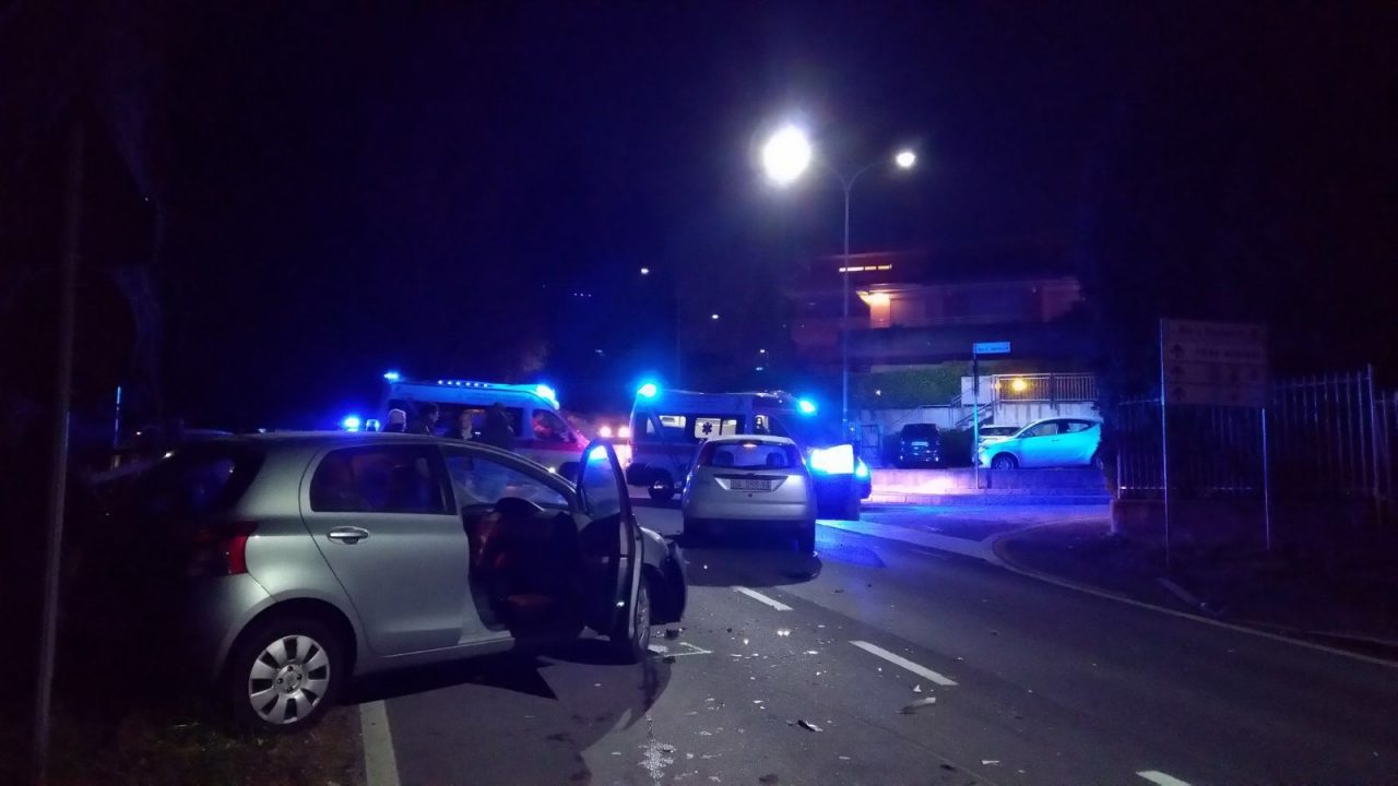 Tre feriti nell’incidente causato da un’auto che invade la corsia