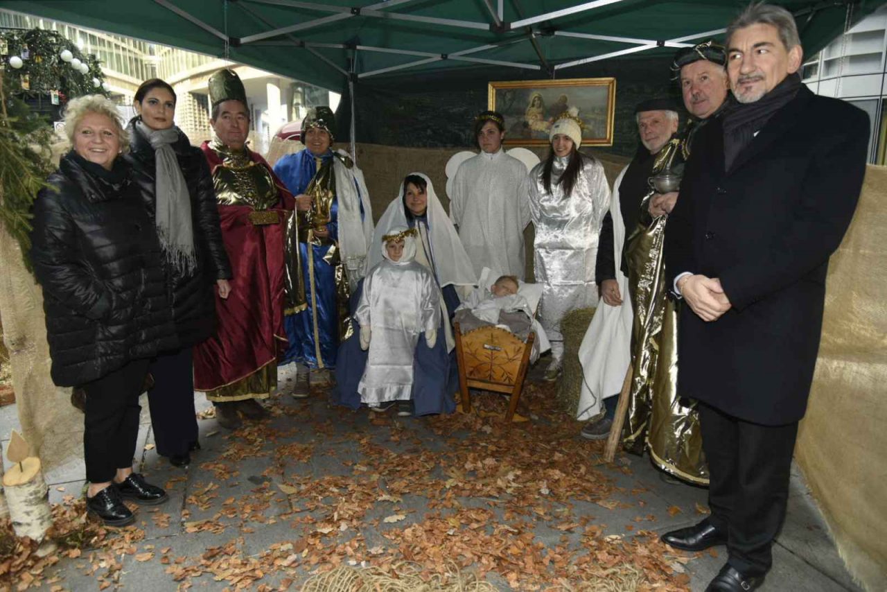 Presepe vivente Sora presentato in piazza città di Lombardia