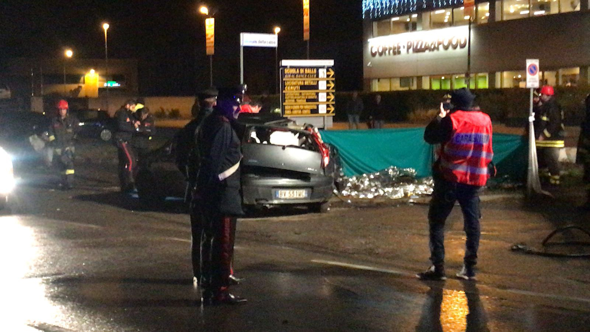 Camion travolge auto morti tre giovani a Solaro VIDEO