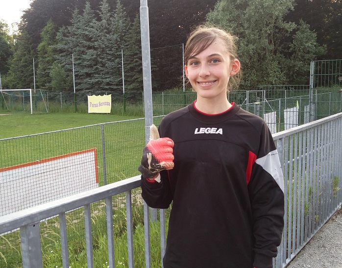 Bambina capitano in una squadra di calcio maschile STORIE DEL 2017