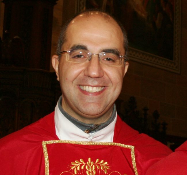 Papa Francesco “corregge” il Padre Nostro. Don Davide: “Ora si prega meglio”