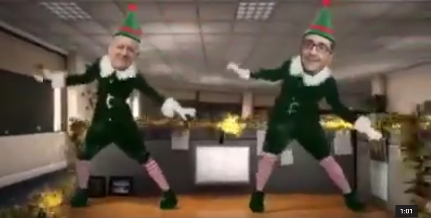 Elfi natalizi sindaco e assessori in un filmato di auguri  VIDEO