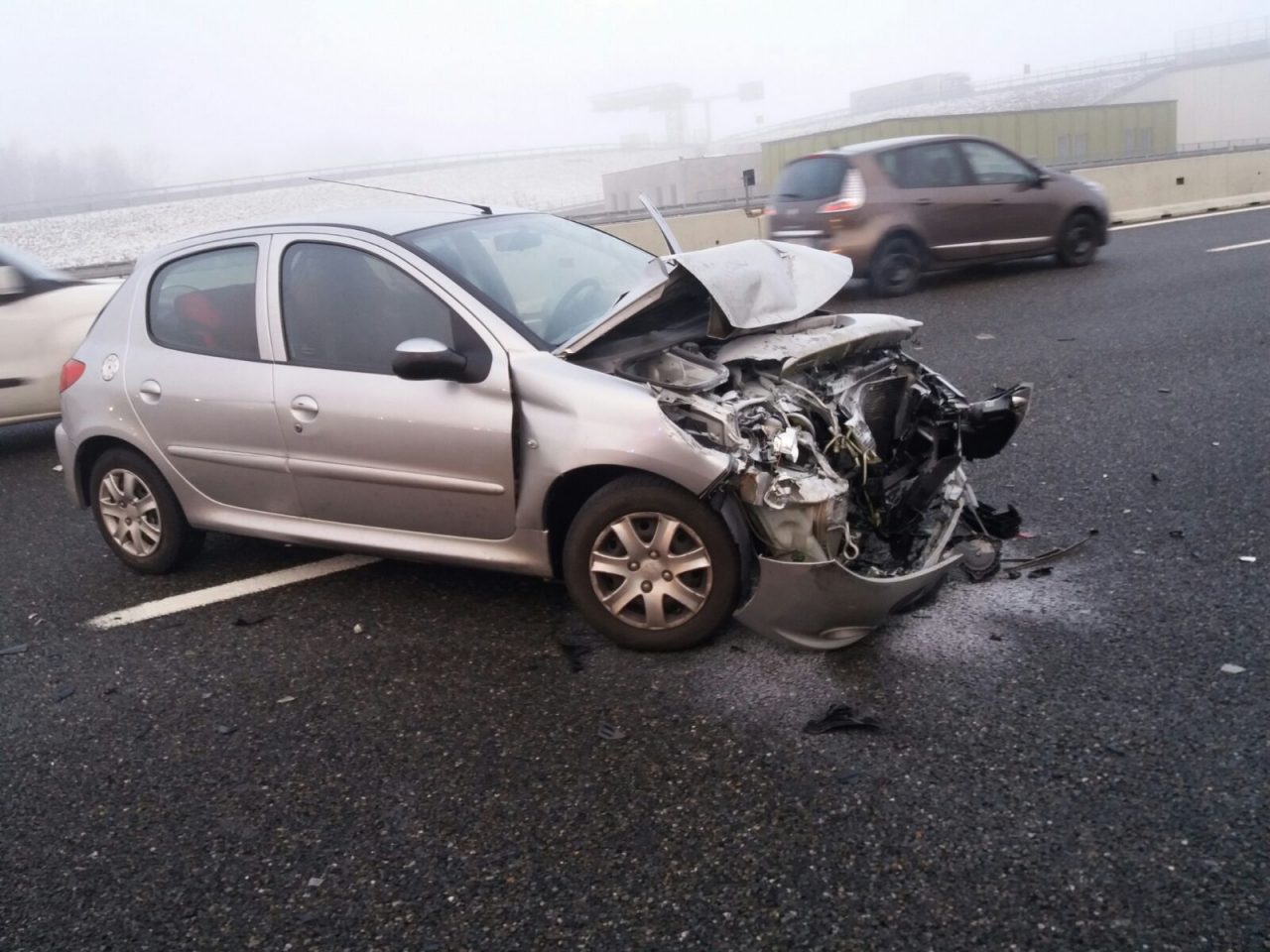 Scontro tra auto in autostrada FOTO