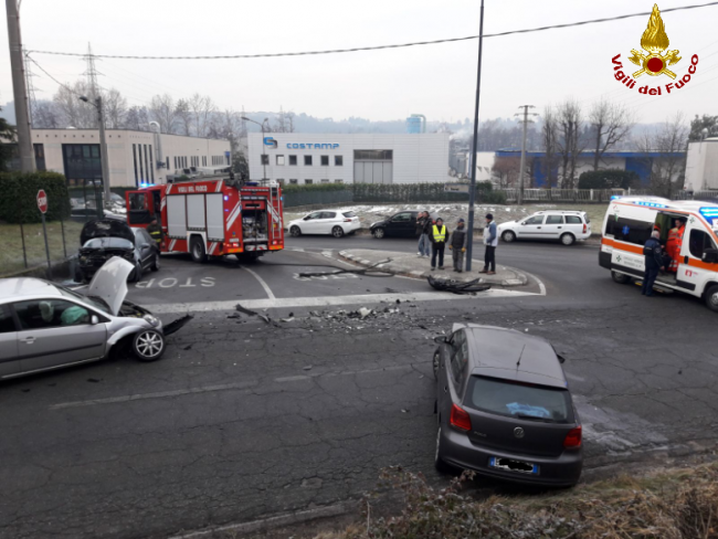 Incidente auto tre persone liberate dalle lamiere