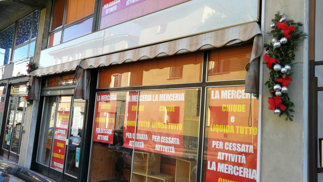 Il centro di Fino Mornasco perde i pezzi: chiude la merceria