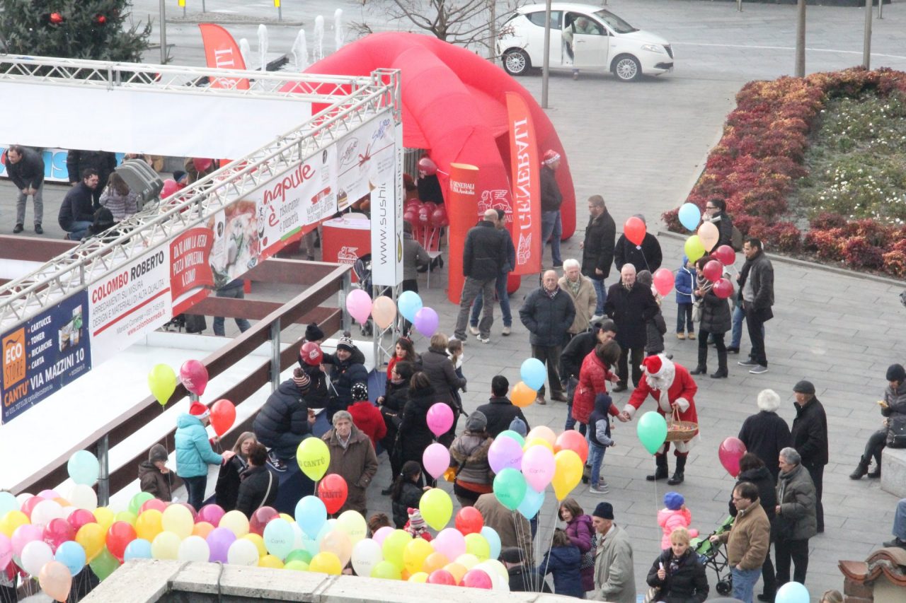 Lancio palloncini domenica a Cantù