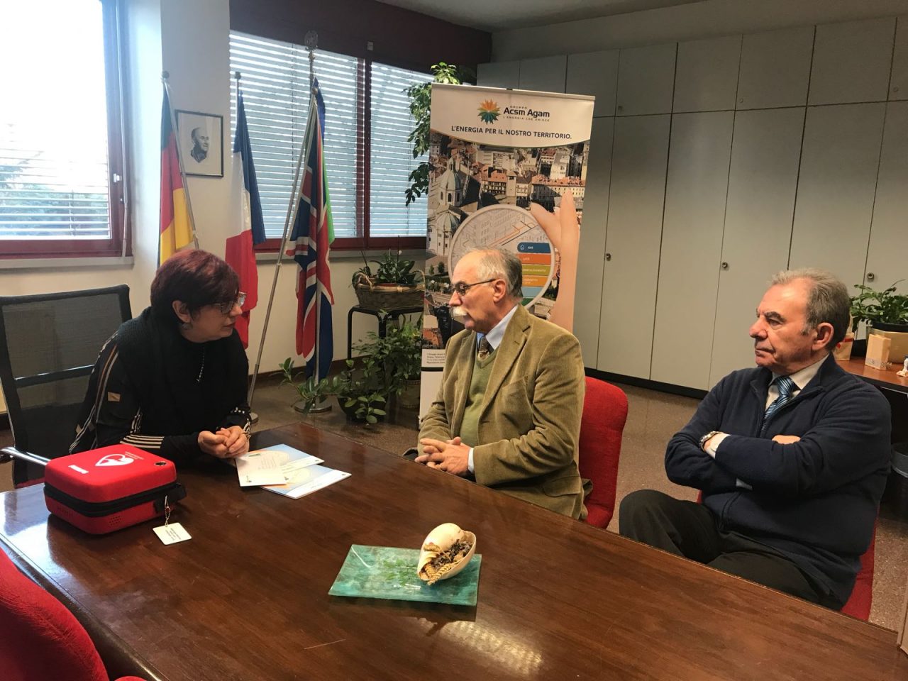 Consegnato un nuovo defibrillatore all’istituto Jean Monnet