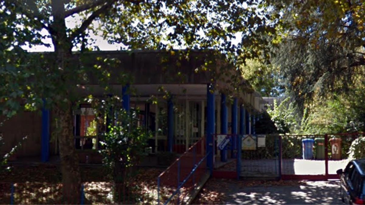Vandali a scuola lasciano bivacco ed escrementi a Como