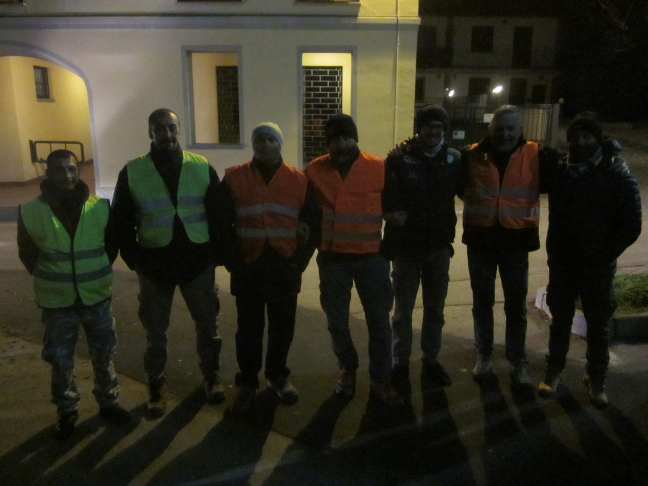 Cittadini passeggiano contro i ladri