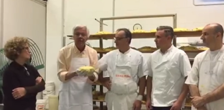 Cesare Cadeo fa visita ad una pasticceria marianese
