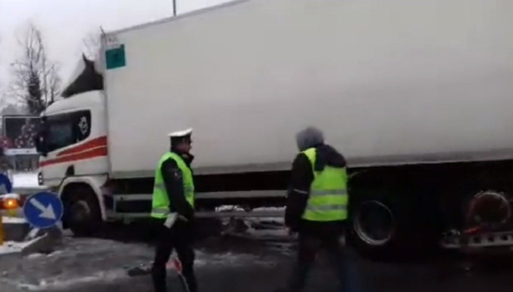 Tir incastrato al viadotto dei Lavatoi traffico in tilt FOTO