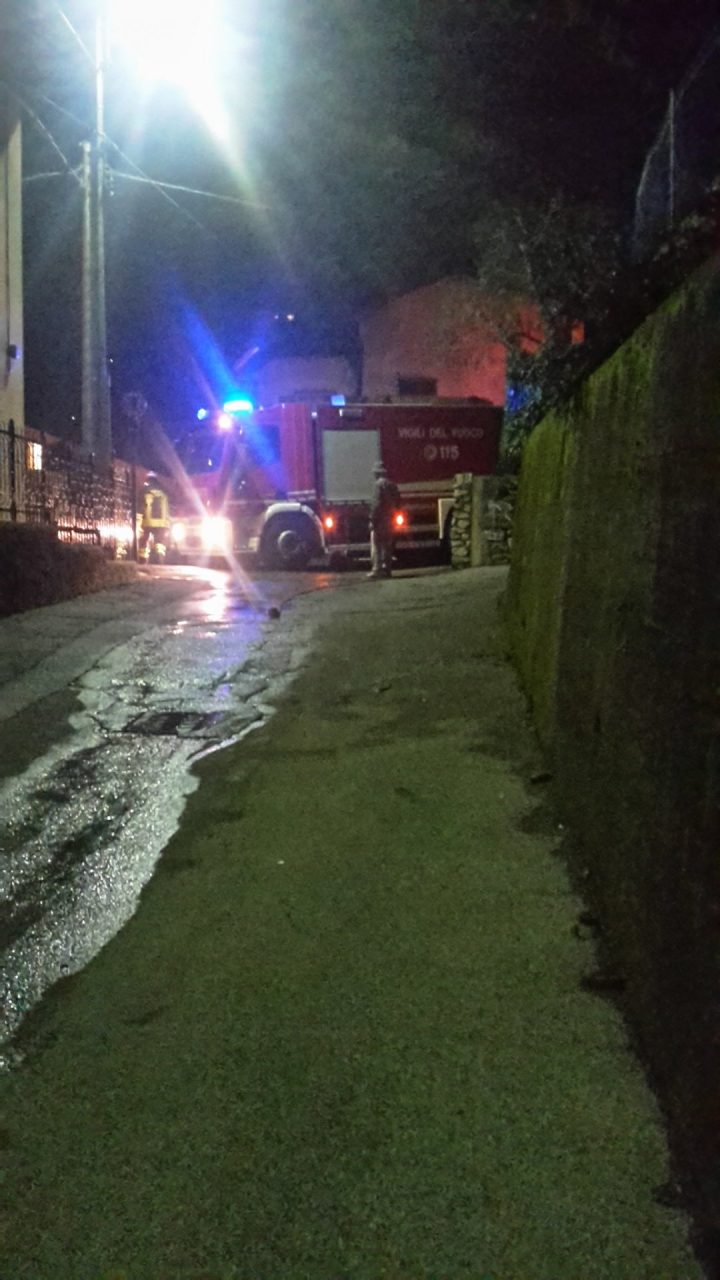 Tavernerio a fuoco la canna fumaria: incendio in via Ai Monti