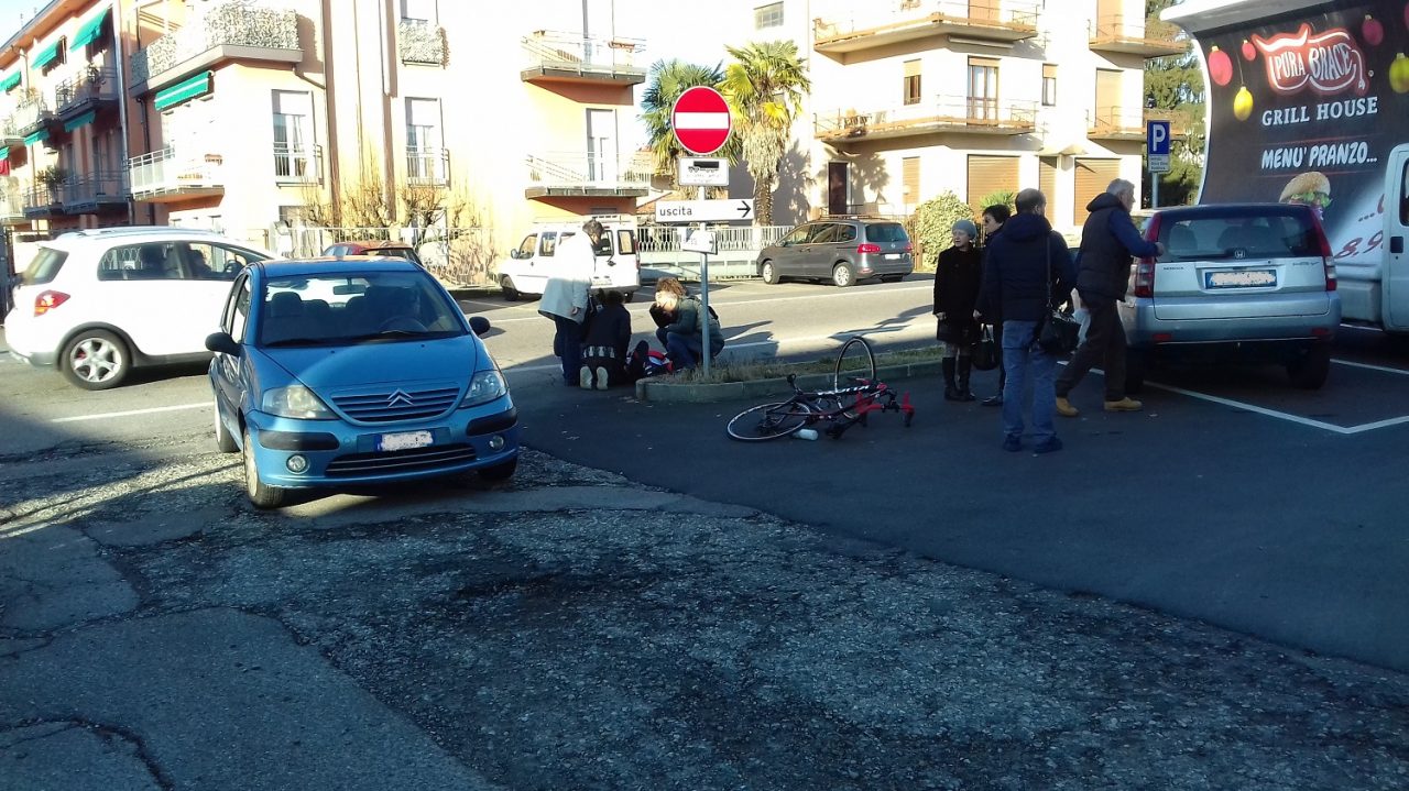 Ciclista investito a Inverigo