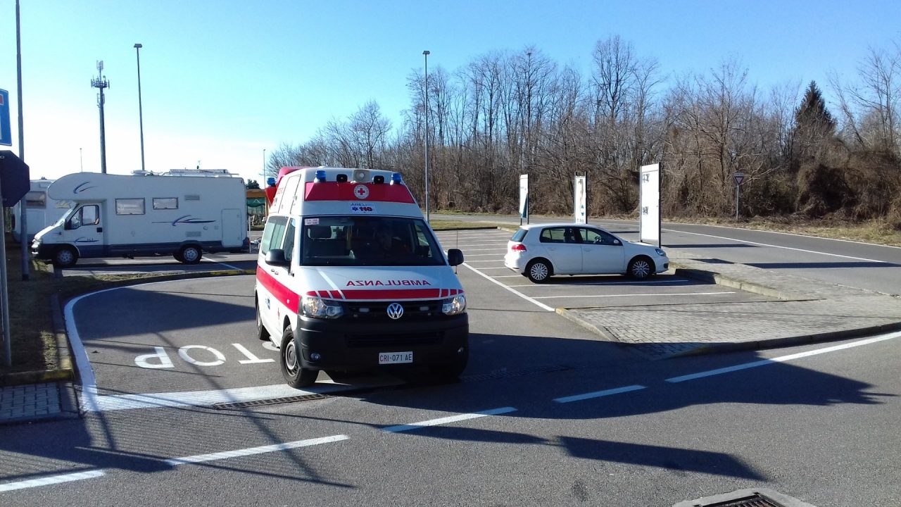 Ubriaco per strada sembra morto: allarme