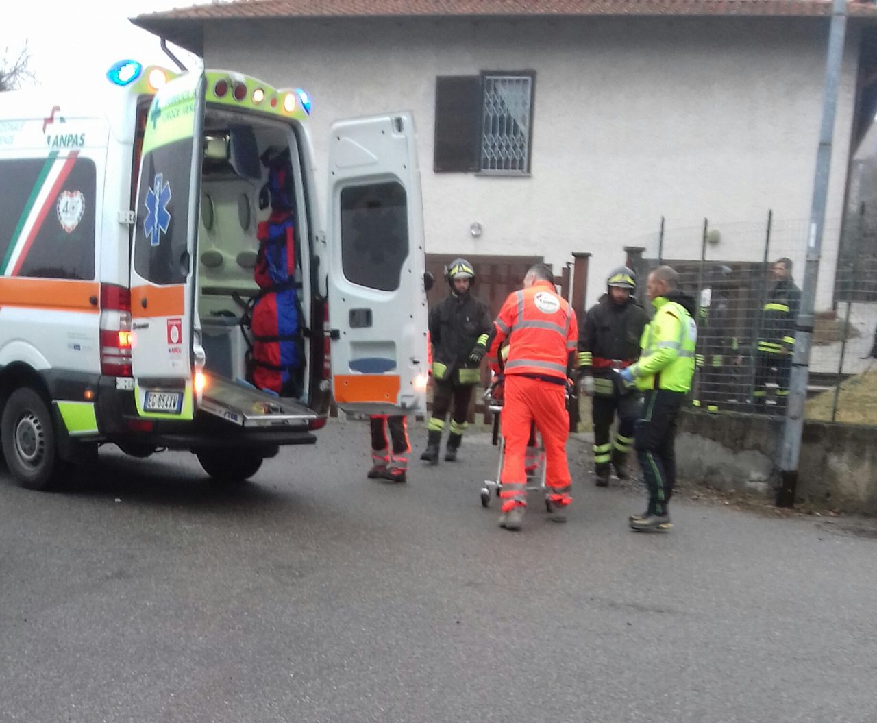 Cade in casa soccorso anziano FOTO