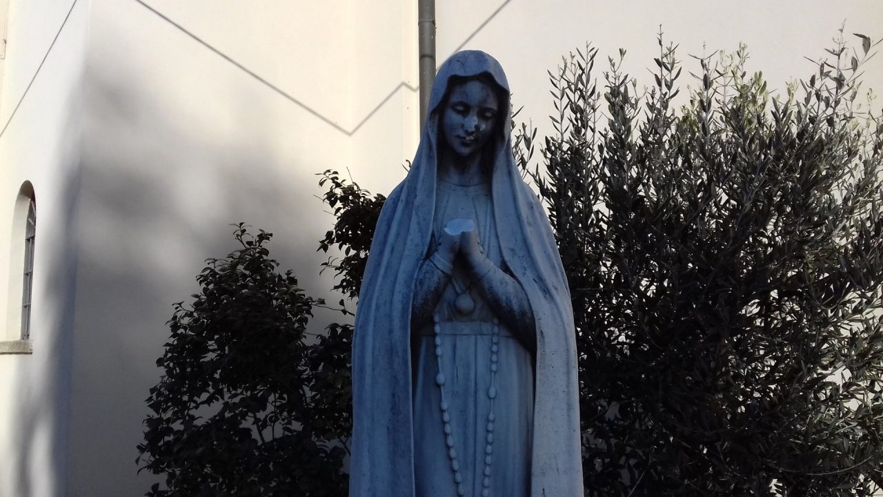 Vandalismi Cascina Amata danneggiata la Madonna